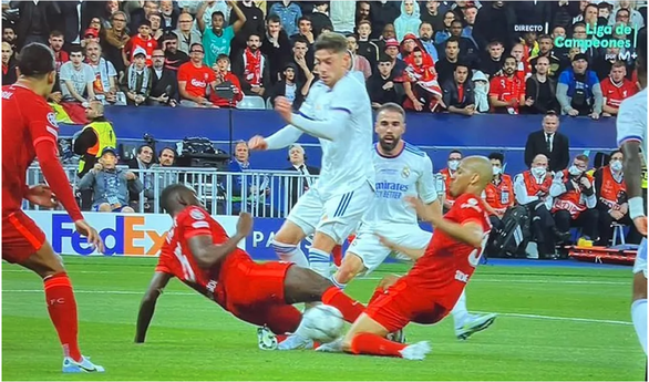 Tranh cãi quanh bàn thắng bị từ chối của Benzema - Ảnh 2.
