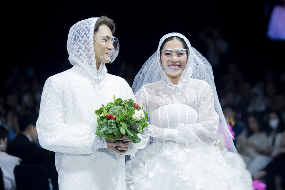 Nam Em, Nhâm Phương Nam tái hiện đám cưới mùa dịch trên sàn diễn thời trang - Ảnh 4.