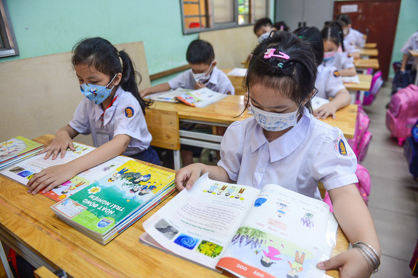 Vụ sách giáo khoa khổ to, giấy đẹp: Phải làm rõ vụ đẹp mà mắc và có sách không dùng đến - Ảnh 1.