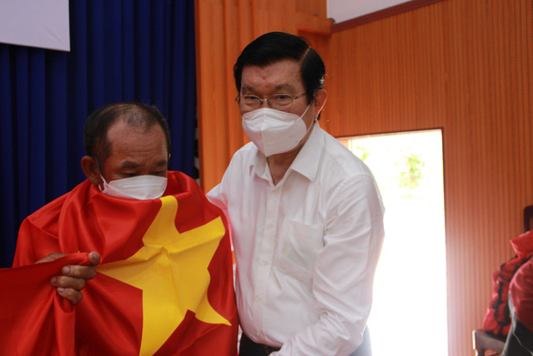 Trao tặng 1.000 bộ áo phao cứu sinh cho ngư dân Khánh Hòa - Ảnh 3.