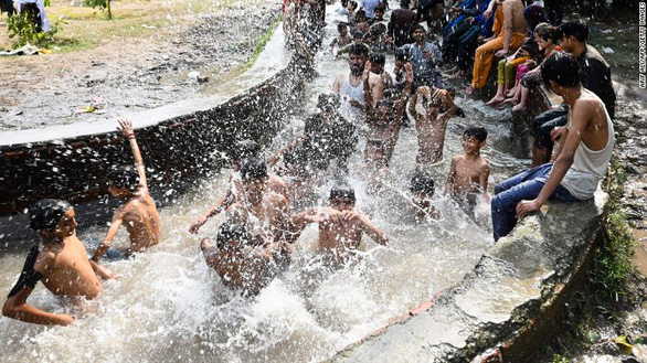 Hot weather in India and Pakistan challenges the limits of human survivability - Photo 1.