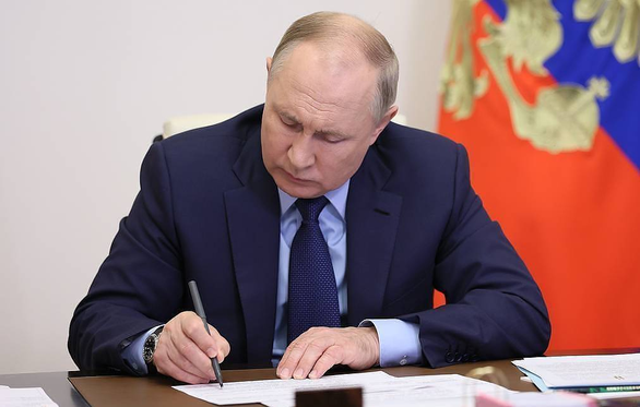 Tổng thống Nga Putin ký lệnh trừng phạt trả đũa phương Tây - Ảnh 1.