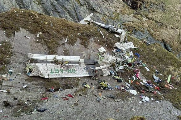 Nepal đưa 14 thi thể trong vụ rơi máy bay khỏi hiện trường - Ảnh 1.