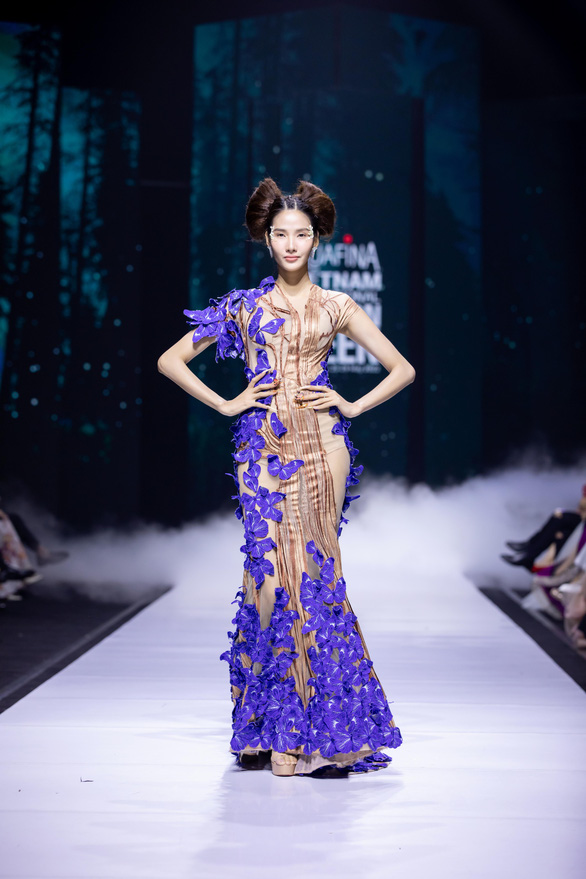 Hoa hậu Thùy Tiên trình diễn trong đêm bế mạc tuần lễ thời trang - Ảnh 1.