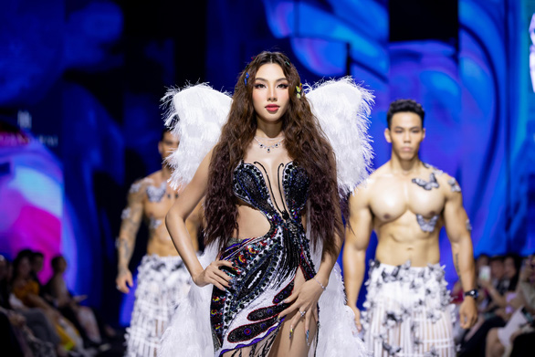 Hoa hậu Thùy Tiên trình diễn trong đêm bế mạc tuần lễ thời trang - Ảnh 3.