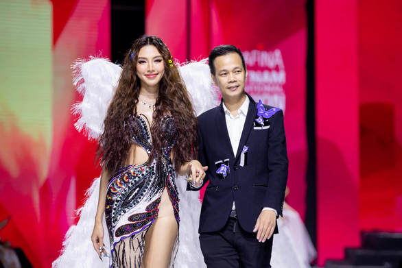 Hoa hậu Thùy Tiên trình diễn trong đêm bế mạc tuần lễ thời trang - Ảnh 4.