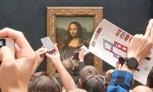 Kiệt tác Mona Lisa bị trét bánh kem - Ảnh 2.