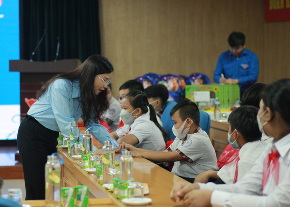 20 trẻ mồ côi vì COVID-19 ra thăm thủ đô Hà Nội - Ảnh 1.