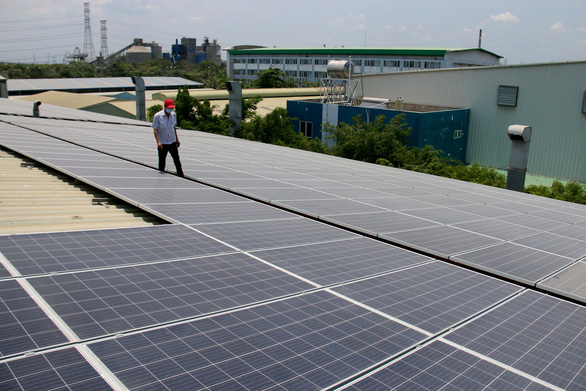 Điện lực tạm ngưng trả tiền mua điện mặt trời: Tranh cãi quyết liệt về trách nhiệm - Ảnh 1.
