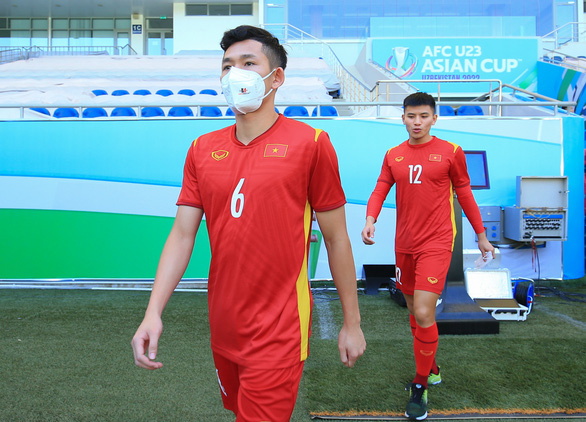 U23 Việt Nam tham quan sân đấu U23 Thái Lan, tập luyện dưới nắng gắt - Ảnh 1.