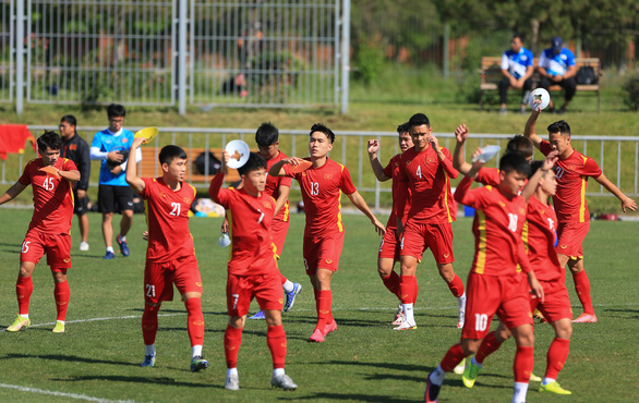 U23 Việt Nam tham quan sân đấu U23 Thái Lan, tập luyện dưới nắng gắt - Ảnh 5.