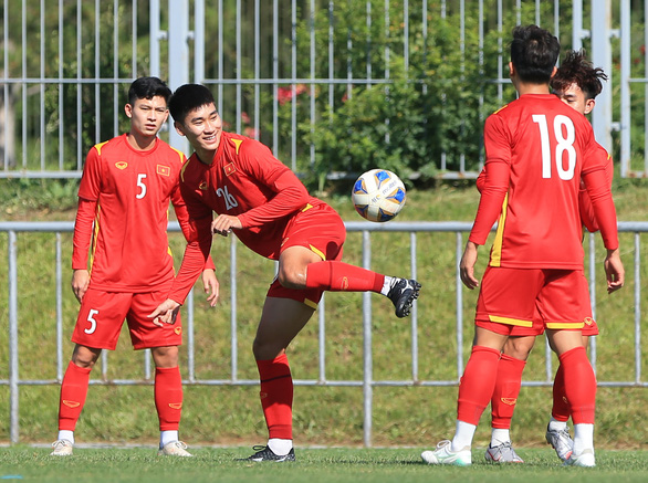 U23 Việt Nam tham quan sân đấu U23 Thái Lan, tập luyện dưới nắng gắt - Ảnh 6.
