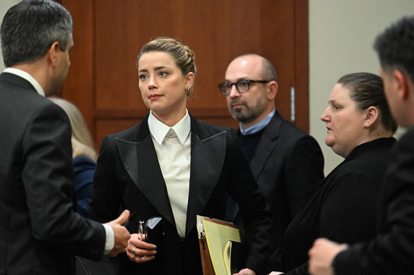 Luật sư: Amber Heard mới là kẻ bạo hành trong phòng xử án này - Ảnh 1.