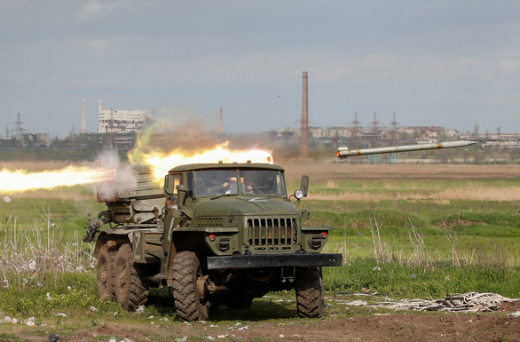 QUICK READING on 4-5: Russia declared that the vehicle carrying weapons into Ukraine was a legitimate target of attack - Photo 1.