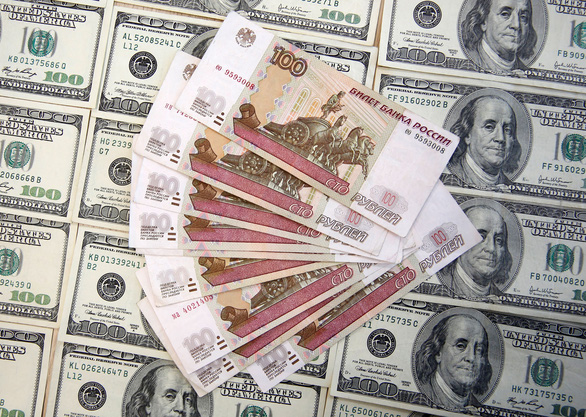 The Russian ruble rose to a record high within 2 years against the USD and euro - Photo 1.