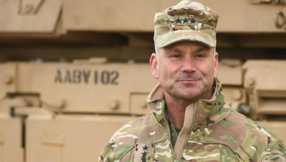 US Army General as supreme commander of allied forces in NATO - Photo 1.