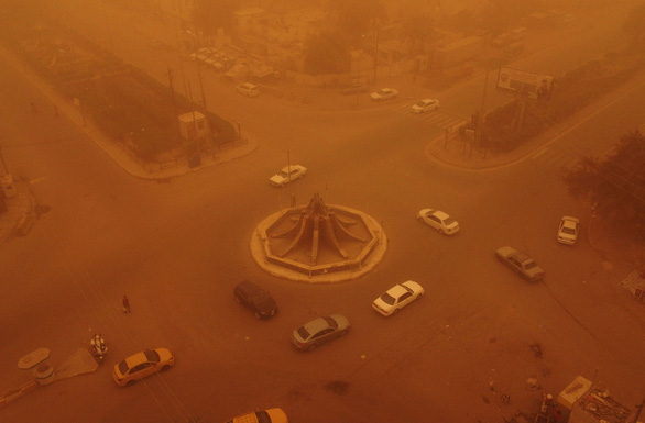 Bão cát phủ khắp Iraq, 5.000 người nhập viện trong ngày vì hít bụi - Ảnh 4.