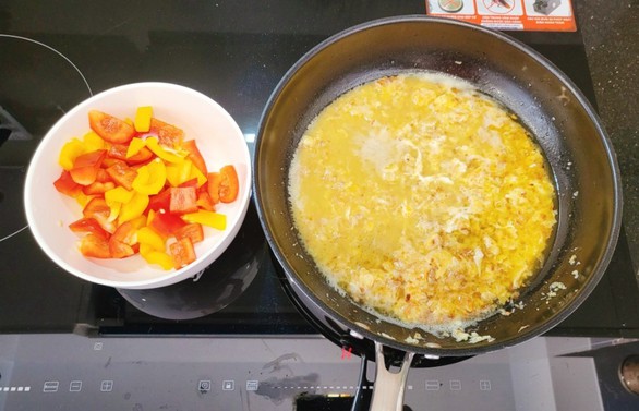 Đậu hũ chiên giòn sốt trứng muối: nói món chay cũng đúng, nói món mặn không sai - Ảnh 4. Đậu hũ chiên giòn sốt trứng muối: nói món chay cũng đúng, nói món mặn không sai - Ảnh 4.