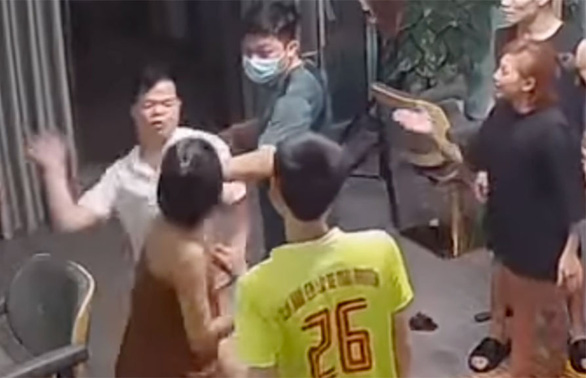 Cách chức phó công an phường lao vào tiệm tóc đánh phụ nữ - Ảnh 1.