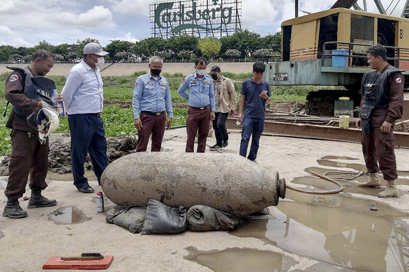 Campuchia phát hiện bom nặng hơn 900kg dưới sông trước Cung điện Hoàng gia - Ảnh 1.