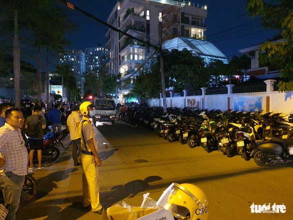 Cảnh sát giao thông phong tỏa hẻm, vịn hơn 300 xe máy có dấu hiệu độ chế - Ảnh 1.