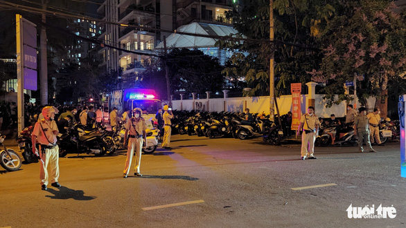 Cảnh sát giao thông phong tỏa hẻm, vịn hơn 300 xe máy có dấu hiệu độ chế  - Ảnh 5.