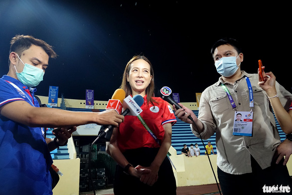 Nữ trưởng đoàn U23 Thái Lan bất ngờ với sự cuồng nhiệt và thân thiện của CĐV Việt Nam - Ảnh 1.