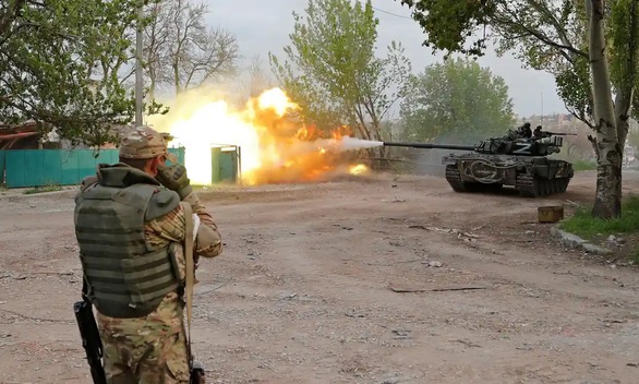 QUICK READ 7-5: Russia destroys a warehouse of military equipment sent to Ukraine by the US and Europe - Photo 1.