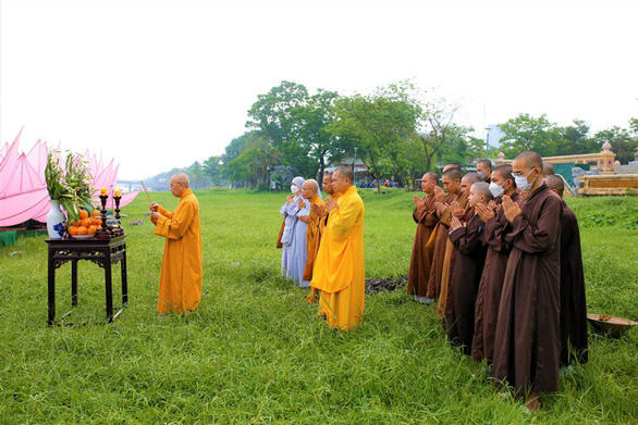 Thắp sáng 7 đóa sen trên sông Hương - biểu tượng cho 7 bước đi của Đức Phật lúc đản sinh - Ảnh 1.