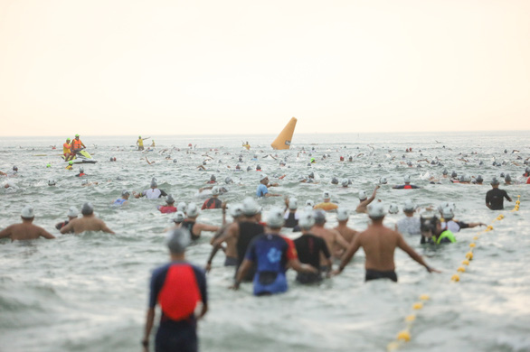 Các vận động viên Ironman tranh tài hăng hái trong mưa tại Đà Nẵng - Ảnh 3.