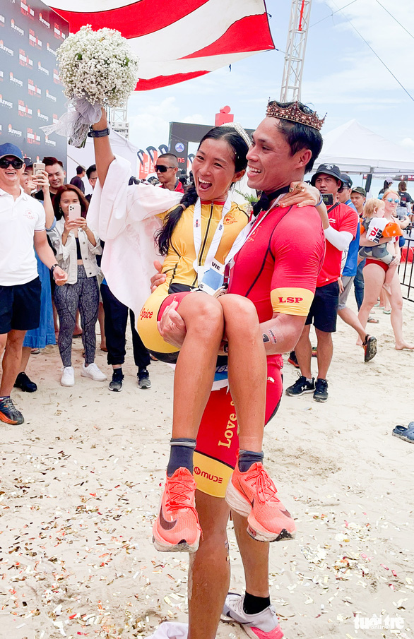 Chàng trai bất ngờ được bạn gái cầu hôn tại vạch đích Ironman 70.3 - Ảnh 1.