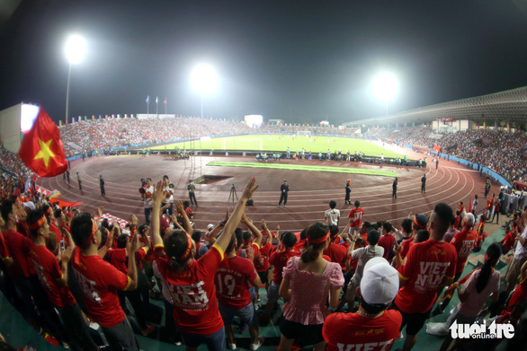 Sân Việt Trì thay bóng đèn cho trận U23 Việt Nam - U23 Philippines - Ảnh 1.