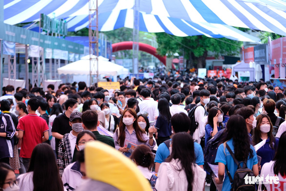 Hàng ngàn thí sinh đến với Ngày hội tư vấn tuyển sinh tại Hà Nội - Ảnh 1.