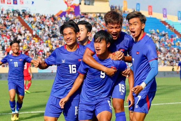 U23 Campuchia thắng tưng bừng ngày ra quân ở SEA Games 31 - Ảnh 1.