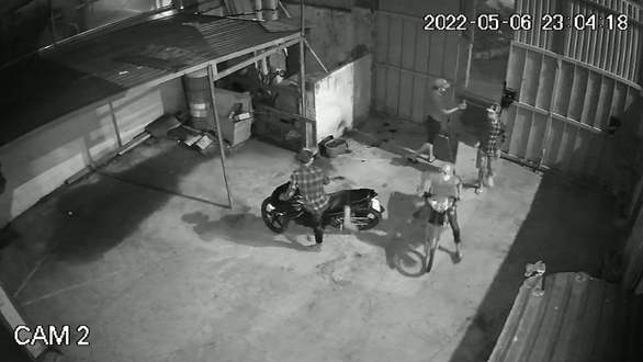 Camera ghi hình ảnh nhóm thanh niên trộm cắp tại nhà xưởng ở Bình Chánh - Ảnh 1.
