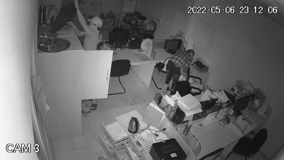 Camera ghi hình ảnh nhóm thanh niên trộm cắp tại nhà xưởng ở Bình Chánh - Ảnh 2.