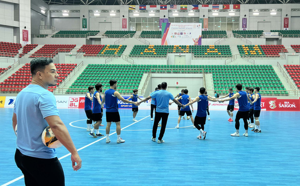 Phải nhập viện, huấn luyện viên futsal Malaysia không có mặt ở buổi tập - Ảnh 1.