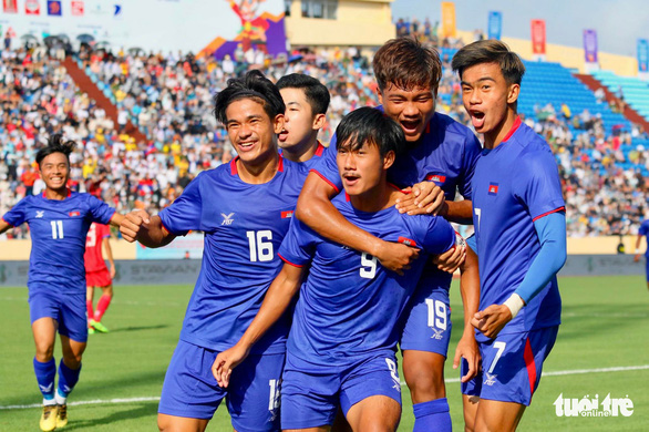 U23 Campuchia thắng tưng bừng ngày ra quân ở SEA Games 31 - Ảnh 1.