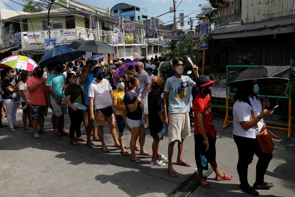 Grenade attack at polling station in the Philippines - Photo 1.