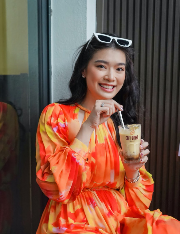 Hoa hậu Indonesia học làm cà phê trứng - Ảnh 1.