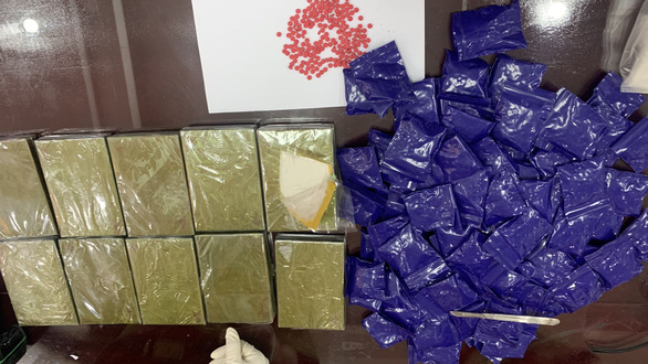 Bắt nhóm vận chuyển 10 bánh heroin, hơn 22.000 viên ma túy tổng hợp từ Lào về Việt Nam - Ảnh 3.
