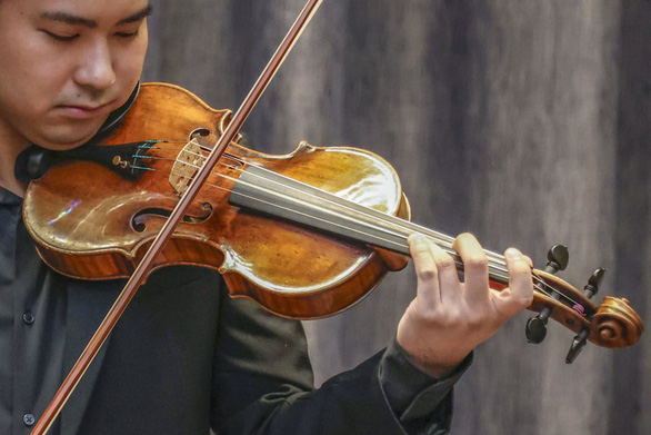 Cây đàn violin Stradivarius cổ được bán đấu giá hơn 15 triệu USD - Ảnh 1.
