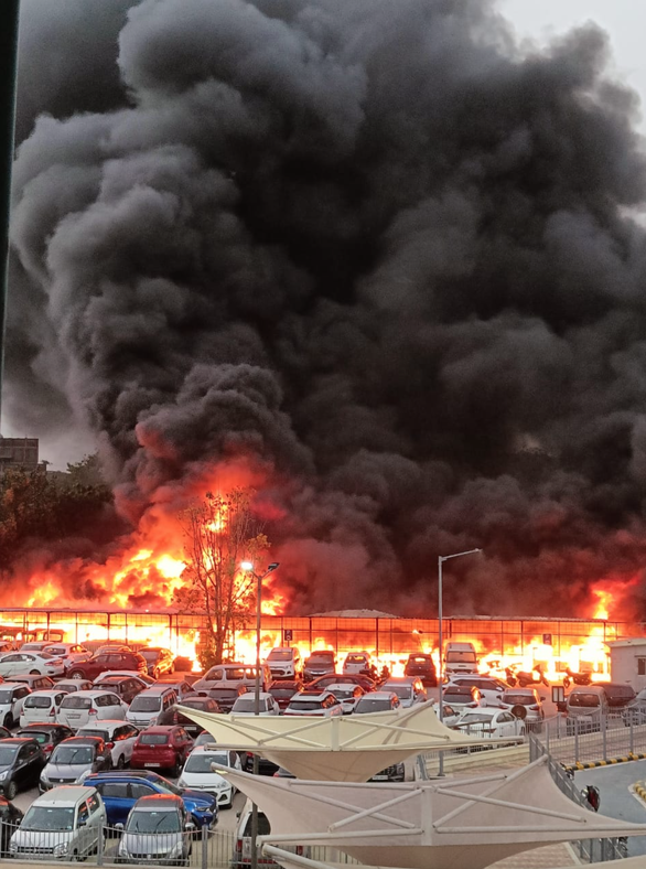 Fire at a charging station in India, at least 90 cars were burned - Photo 2.