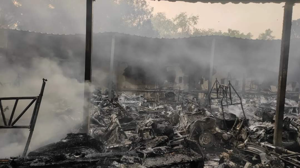 Fire at a charging station in India, at least 90 cars were burned - Photo 1.