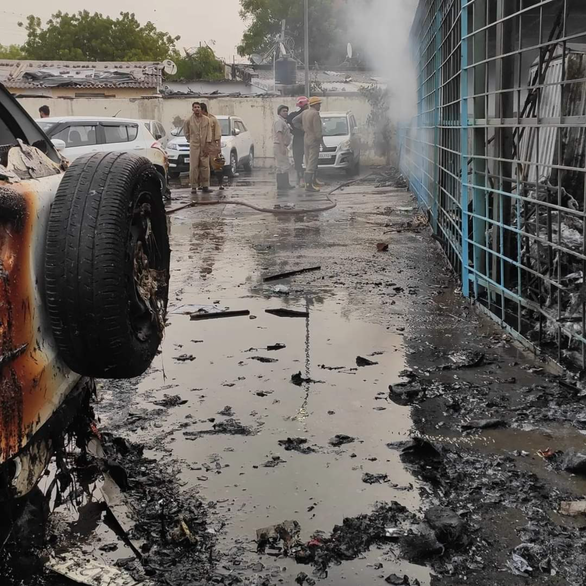 Cháy trạm sạc ở Ấn Độ, ít nhất 90 xe bị thiêu rụi - Ảnh 4.