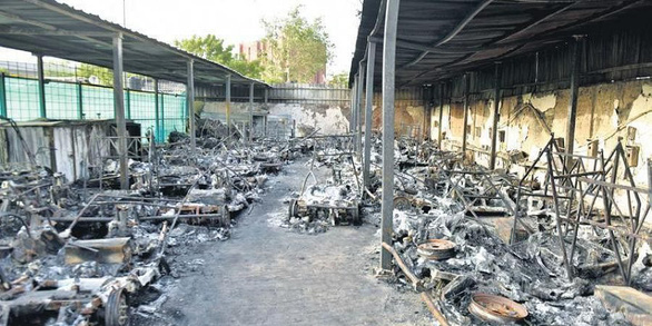 Cháy trạm sạc ở Ấn Độ, ít nhất 90 xe bị thiêu rụi - Ảnh 3.