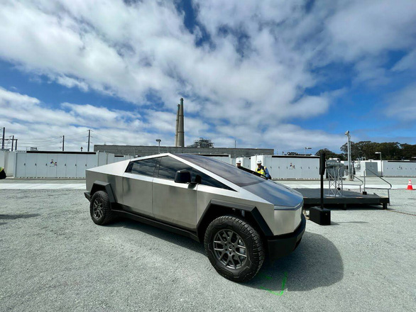 Bán tải Tesla Cybertruck lần đầu lộ nội thất cùng nhiều trang bị mới được bổ sung - Ảnh 1.
