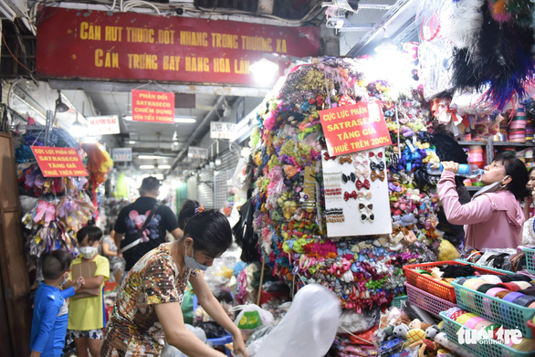Giá thuê sạp chợ Đại Quang Minh: Tiểu thương nói cao, chủ chợ bảo thấp - Ảnh 1.