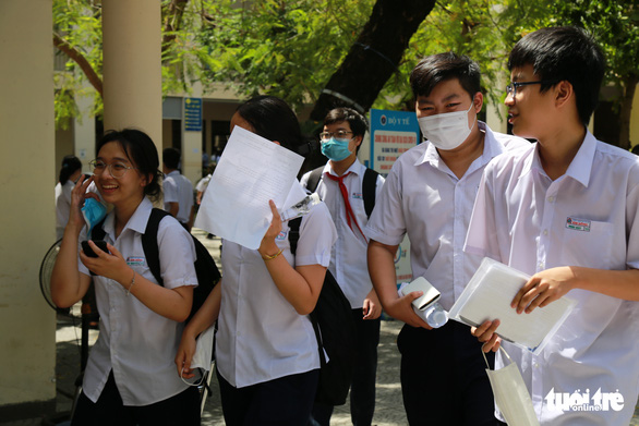 Đề toán vào lớp 10 ở Đà Nẵng khá dễ, thí sinh lo điểm đầu vào cao - Ảnh 3.