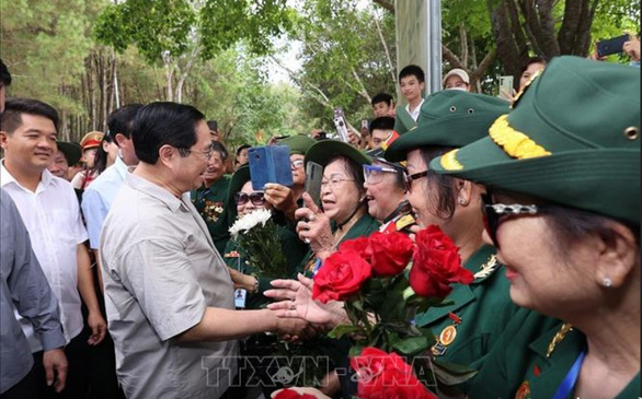 Thủ tướng dâng hương tưởng nhớ anh hùng liệt sĩ tại Ngã ba Đồng Lộc - Ảnh 2.